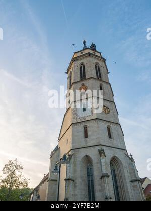 Balingen - 2. Oktober 2023: Historischer Kirchturm in der Abendsonne Stockfoto