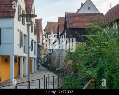 Balingen, Deutschland - 2. Oktober 2023: Historische Gebäude und Fußweg im Stadtzentrum. Stockfoto