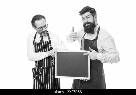 Partner feiern Start-up. Café und Restaurant Eröffnung. Catering-Geschäft. Willkommen an Bord. Menüplanung. Glückliches Chefteam im Vorfeld. Bärtige Männer Stockfoto