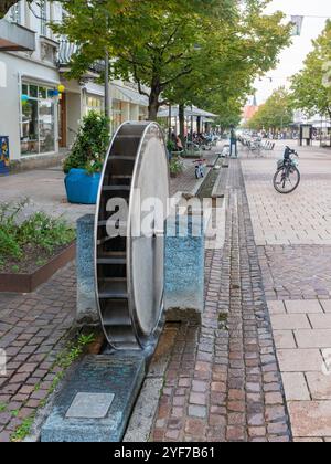 Balingen, Deutschland - 2. Oktober 2023: Schönes Wasserrad in der Fußgängerzone Stockfoto