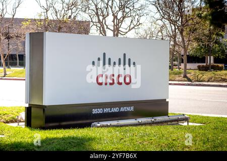 Fountain Valley, Kalifornien, USA - 24.03.2019: Blick auf ein Schild vor dem Gebäude für den Technologiesystemkonzern Cisco. Stockfoto