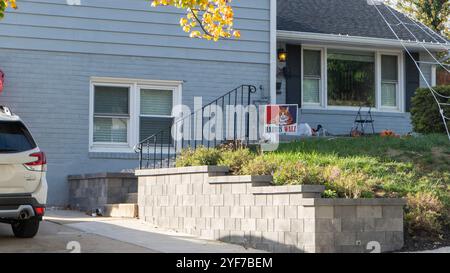 Ein Kamala Harris-Wahlkampfschild vor einem Haus in Hyattsville, Maryland, 2. November 2024. Stockfoto