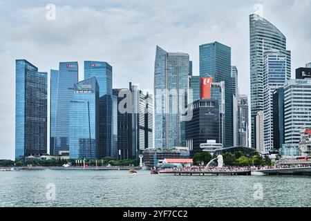 Singapur - 13. August 2024: Skyline der Stadt mit Wolkenkratzern im Marina Bay Financial Centre Stockfoto