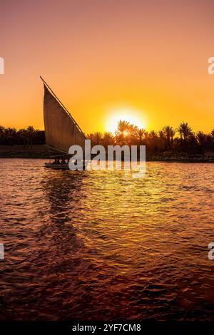 Eine Felucca auf dem Nil in Luxor, Ägypten Stockfoto