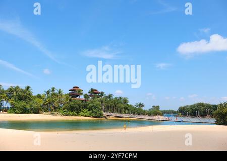 Singapur - 14. August 2024: Goldener Sand und üppige Vegetation am tropischen Palawan Beach auf der Insel Sentosa Stockfoto