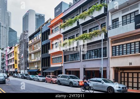 Singapur - 12. August 2024: Reihe traditioneller Singapur-Shophouses in der Nähe von Chinatown, Hong Kong Street Stockfoto