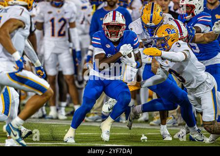 Dallas, Texas, USA. November 2024. Southern Methodist Mustangs, die Brashard Smith (1) im Spiel zwischen den Pittsburg Panthers und SMU Mustangs im Gerald J. Ford Stadium in Dallas, Texas, zurücklaufen. (Kreditbild: © Dan Wozniak/ZUMA Press Wire) NUR REDAKTIONELLE VERWENDUNG! Nicht für kommerzielle ZWECKE! Stockfoto