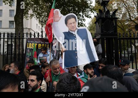 London, England, Großbritannien. November 2024. Anhänger Pakistans Tehreek-e-Insaf (PTI) kommen vor der Downing Street zusammen, fordern die Freilassung des ehemaligen Premierministers Imran Khan und äußern Bedenken über angebliche Menschenrechtsverletzungen in Pakistan. Die Demonstranten fordern internationale Aufmerksamkeit auf die Situation und treten für politische Freiheit und den Schutz der bürgerlichen Freiheiten ein. Die Demonstration spiegelt die weit verbreitete Besorgnis über die Behandlung von Khan wider und fordert die britische Regierung nachdrücklich auf, diese Probleme diplomatisch anzugehen. Quelle: ZUMA Press, Inc./Alamy Live News Stockfoto