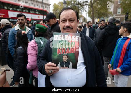 London, England, Großbritannien. November 2024. Anhänger Pakistans Tehreek-e-Insaf (PTI) kommen vor der Downing Street zusammen, fordern die Freilassung des ehemaligen Premierministers Imran Khan und äußern Bedenken über angebliche Menschenrechtsverletzungen in Pakistan. Die Demonstranten fordern internationale Aufmerksamkeit auf die Situation und treten für politische Freiheit und den Schutz der bürgerlichen Freiheiten ein. Die Demonstration spiegelt die weit verbreitete Besorgnis über die Behandlung von Khan wider und fordert die britische Regierung nachdrücklich auf, diese Probleme diplomatisch anzugehen. Quelle: ZUMA Press, Inc./Alamy Live News Stockfoto