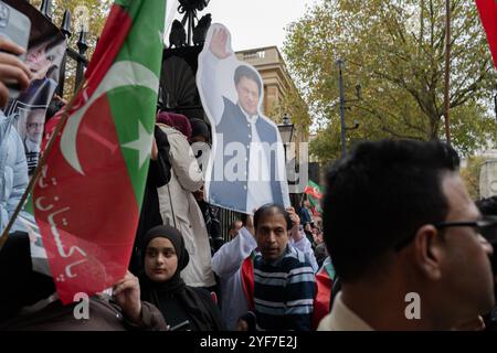 London, England, Großbritannien. November 2024. Anhänger Pakistans Tehreek-e-Insaf (PTI) kommen vor der Downing Street zusammen, fordern die Freilassung des ehemaligen Premierministers Imran Khan und äußern Bedenken über angebliche Menschenrechtsverletzungen in Pakistan. Die Demonstranten fordern internationale Aufmerksamkeit auf die Situation und treten für politische Freiheit und den Schutz der bürgerlichen Freiheiten ein. Die Demonstration spiegelt die weit verbreitete Besorgnis über die Behandlung von Khan wider und fordert die britische Regierung nachdrücklich auf, diese Probleme diplomatisch anzugehen. Quelle: ZUMA Press, Inc./Alamy Live News Stockfoto