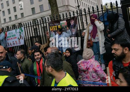 London, England, Großbritannien. November 2024. Anhänger Pakistans Tehreek-e-Insaf (PTI) kommen vor der Downing Street zusammen, fordern die Freilassung des ehemaligen Premierministers Imran Khan und äußern Bedenken über angebliche Menschenrechtsverletzungen in Pakistan. Die Demonstranten fordern internationale Aufmerksamkeit auf die Situation und treten für politische Freiheit und den Schutz der bürgerlichen Freiheiten ein. Die Demonstration spiegelt die weit verbreitete Besorgnis über die Behandlung von Khan wider und fordert die britische Regierung nachdrücklich auf, diese Probleme diplomatisch anzugehen. Quelle: ZUMA Press, Inc./Alamy Live News Stockfoto