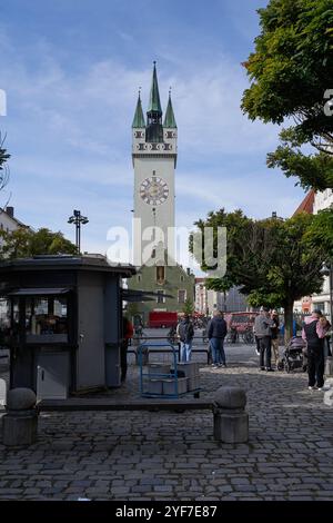 Straubing, Deutschland - 12. Oktober 2024 - Blick auf den Marktplatz mit dem Stadtturm. Stockfoto