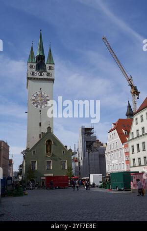 Straubing, Deutschland - 12. Oktober 2024 - Blick auf den Marktplatz mit dem Stadtturm. Stockfoto