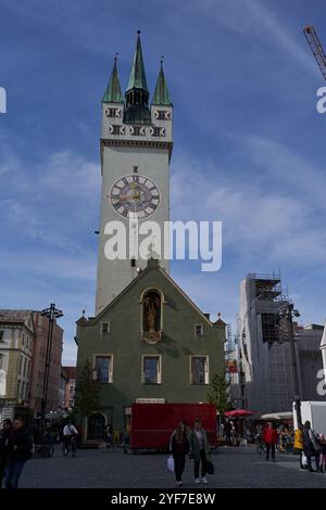 Straubing, Deutschland - 12. Oktober 2024 - Blick auf den Marktplatz mit dem Stadtturm. Stockfoto