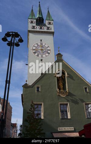 Straubing, Deutschland - 12. Oktober 2024 - Blick auf den Marktplatz mit dem Stadtturm. Stockfoto