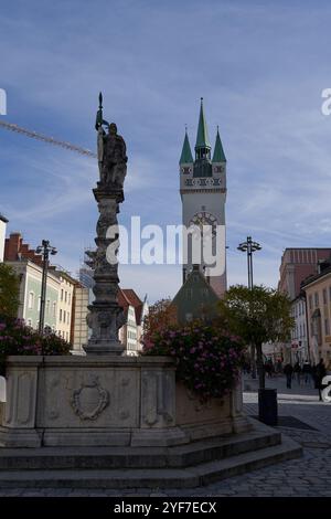 Straubing, Deutschland - 12. Oktober 2024 - Blick auf den Marktplatz mit dem Stadtturm. Stockfoto