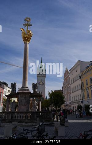 Straubing, Deutschland - 12. Oktober 2024 - Blick auf den Marktplatz mit dem Stadtturm. Stockfoto