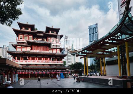 Singapur - 16. August 2024: Buddha Tooth Relic Temple, Chinatown, reich verzierte goldene Innenausstattung, religiöse kulturelle Wahrzeichen Stockfoto