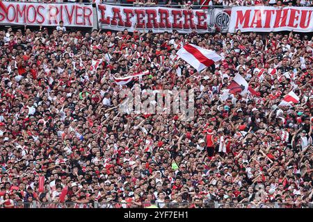 Buenos Aires, am 2. November 2024.River Plates Fans jubeln ihr Team beim Argentine Professional Football League Turnier 2024 gegen Banfield im El Monumental Stadion in Buenos Aires, am 2. November 2024. Quelle: Alejandro Pagni/Alamy Live News Stockfoto