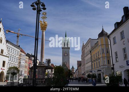 Straubing, Deutschland - 12. Oktober 2024 - Blick auf den Marktplatz mit dem Stadtturm. Stockfoto