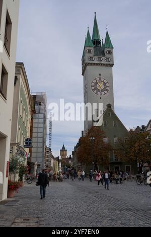 Straubing, Deutschland - 12. Oktober 2024 - Blick auf den Marktplatz mit dem Stadtturm. Stockfoto