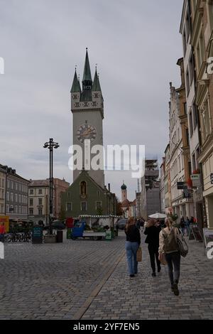 Straubing, Deutschland - 12. Oktober 2024 - Blick auf den Marktplatz mit dem Stadtturm. Stockfoto