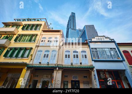 Singapur - 18. Januar 2025: Reihe traditioneller Singapur-Shophouses in der Nähe von Chinatown Stockfoto