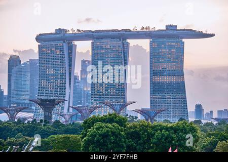 Singapur - 12. August 2024: Blick auf die Skyline von Singapur mit dem Marina Bay Sands and Garden by the Bay Super Tree Grove Stockfoto