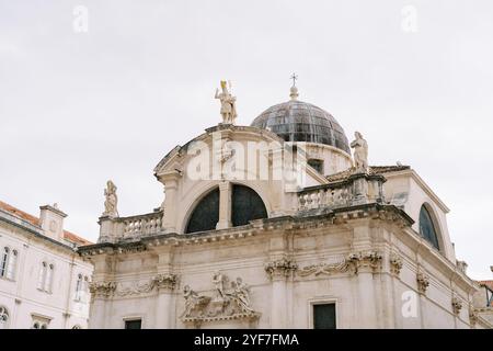 Statuen auf dem Dach der Kirche St. Blaise. Dubrovnik, Kroatien. Hochwertige Fotos Stockfoto