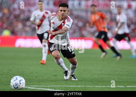 Claudio Echeverri, Mittelfeldspieler von River Plate, blickt beim Argentine Professional Football League Turnier 2024 gegen Banfield im El Monumental Stadion in Buenos Aires, am 2. November 2024 IN Buenos AIRES ARGENTINIEN auf Copyright: XALEJANDROxPAGNIx Stockfoto