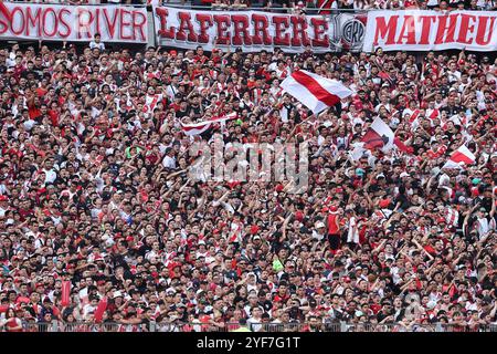 Die Fans von River Plates bejubeln ihr Team beim Argentine Professional Football League Turnier 2024 gegen Banfield im El Monumental Stadion in Buenos Aires, am 2. November 2024, ARGENTINIEN Copyright: XALEJANDROxPAGNIx Stockfoto