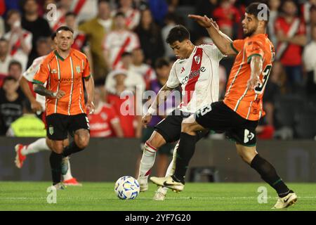 Der Mittelfeldspieler Maximiliano Meza C wetteiferte mit dem Verteidiger von Banfield Emanuel Insua während des Argentine Professional Football League Turniers 2024 Cesar Luis Menotti im El Monumental Stadion in Buenos Aires, am 2. November 2024 BUENOS AIRES ARGENTINIEN Copyright: XALEJANDROxPAGNIx Stockfoto