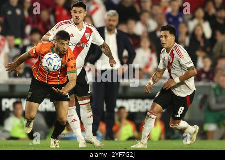 Banfields Verteidiger Emanuel Insua L kontrolliert den Ball neben dem Mittelfeldspieler Maximiliano Meza R und dem paraguayischen Stürmer Adam Bareiro während des Argentine Professional Football League Turniers 2024 Cesar Luis Menotti im El Monumental Stadion in Buenos Aires, am 2. November 2024 BUENOS AIRES ARGENTINIEN Copyright: XALEJANDROxPAGNIx Stockfoto