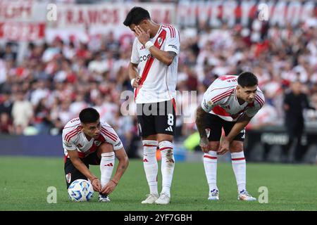 Der Mittelfeldspieler Claudio Echeverri, der Mittelfeldspieler Maximiliano Meza und der Mittelfeldspieler Rodrigo Villagra bereiten sich auf einen Freistoß während des Argentine Professional Football League Turniers 2024 Cesar Luis Menotti gegen Banfield im El Monumental Stadion in Buenos Aires vor, am 2. November 2024 BUENOS AIRES ARGENTINIEN Copyright: XALEJANDROxPAGNIx Stockfoto