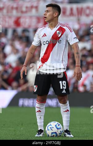 Claudio Echeverri, Mittelfeldspieler von River Plate, blickt beim Argentine Professional Football League Turnier 2024 gegen Banfield im El Monumental Stadion in Buenos Aires, am 2. November 2024 IN Buenos AIRES ARGENTINIEN auf Copyright: XALEJANDROxPAGNIx Stockfoto