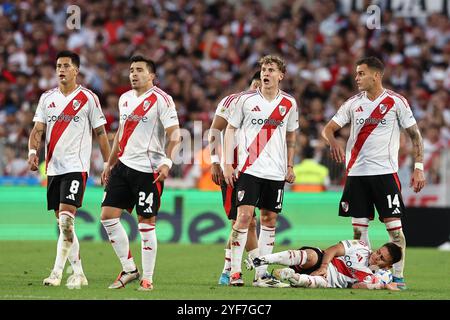 Der Mittelfeldspieler Maximiliano Meza, der Verteidiger Marcos Acuna, der Stürmer Facundo Colidio und der Verteidiger Leandro Gonzalez Pirez streiten gegen den argentinischen Schiedsrichter Sebastian Martinez, während der Mittelfeldspieler Claudio Echeverri Bottom R während des argentinischen Profi-League-Turniers 2024 Cesar Luis Menotti im El Monumental-Stadion in Buenos Aires am 2. November 2024 auf dem Boden liegt Stockfoto