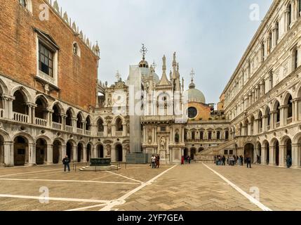 Venedig, Vento – IT – 14. Okt. 2024 der Innenhof des Dogenpalastes in Venedig verfügt über große Bögen, komplizierte Fassaden und Kuppeldächer, die sich mit GET verbinden Stockfoto