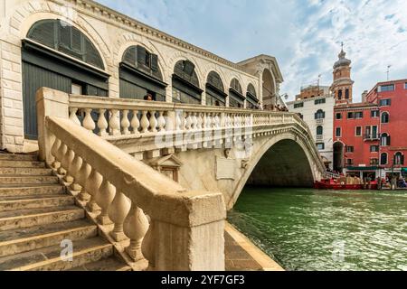 Venedig, Vento – IT – 14. Oktober 2024 die berühmte Rialto-Brücke führt über den Canale Grande von Venedig, mit Gondeln im Vordergrund und Touristen, die einen Spaziergang machen Stockfoto