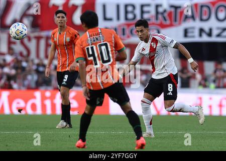 Der Mittelfeldspieler Maximiliano Meza R von River Plate trifft am 2. November 2024 im Stadion El Monumental in Buenos Aires (ARGENTINIEN) den nächsten Banfield-Stürmer Agustin Obando C während des Argentine Professional Football League Turniers 2024 Cesar Luis Menotti im Stadion El Monumental in Buenos Aires. Copyright: XALEJANDROxPAGNIx Stockfoto