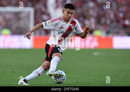 Claudio Echeverri, Mittelfeldspieler von River Plate, blickt beim Argentine Professional Football League Turnier 2024 gegen Banfield im El Monumental Stadion in Buenos Aires, am 2. November 2024 IN Buenos AIRES ARGENTINIEN auf Copyright: XALEJANDROxPAGNIx Stockfoto