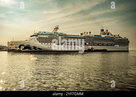 Triest – IT – 15. Oktober 2024 Blick auf die Landschaft bei Sonnenuntergang auf die MS Island Princess, ein Kreuzfahrtschiff der Coral-Klasse für die Princess Cruises Line, das in Triest angedockt wurde Stockfoto