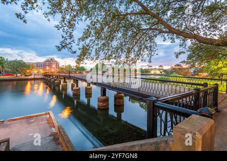 Die Botetourt Foot Bridge in Norfolk, Virginia, USA bei Sonnenaufgang. Stockfoto