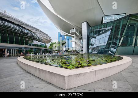 Singapur - 14. August 2024: Futuristische Architektur Lotus-förmiges Design des Art Science Museums vor Marina Bay Sands Stockfoto