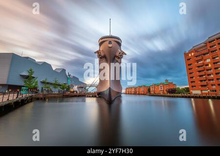 NORFOLK, VIRGINIA, USA - 10. MAI 2023: Die USS Wisconsin (BB-64) befindet sich in der Abenddämmerung im maritimen Museum Nauticus. Stockfoto