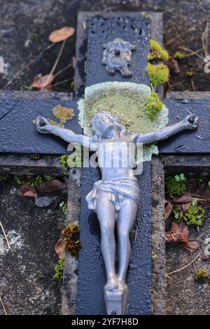 Allerseeltag oder Gedenken an alle Gläubigen verließen auf einem französischen Friedhof. Friedhof, Grab, Gewölbe, Erinnerung an den Verstorbenen, katholischer Leutnant Stockfoto