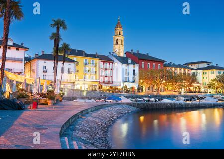 Ascona, Schweiz Stadtansicht am Ufer des Lago Maggiore zur blauen Stunde. Stockfoto