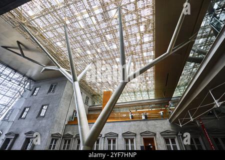 Singapur - 16. August 2024: Innenansicht der National Gallery. Weltweit größte öffentliche Sammlung von Kunst in Singapur und Südostasien Stockfoto