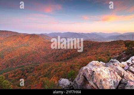 Hiawassee, Georgia, USA Landschaft vom Bell Mountain im Herbst in der Abenddämmerung. Stockfoto