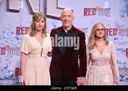 J. K. Simmons mit seiner Ehefrau Michelle Schumacher und Tochter Olivia Simmons bei der „Red One – Alarmstufe Weihnachten“ Filmpremiere am 3.11.2024 Stockfoto