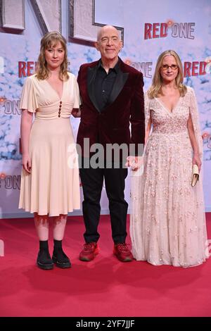 J. K. Simmons mit seiner Ehefrau Michelle Schumacher und Tochter Olivia Simmons bei der Red One - Alarmstufe Weihnachten Film Premiere am 3.11.2024 in Berlin Red One Filmpremiere in Berlin *** J K Simmons mit seiner Frau Michelle Schumacher und Tochter Olivia Simmons bei der Red One Christmas Film Premiere am 3 11 2024 in Berlin Red One Filmpremiere in Berlin Stockfoto